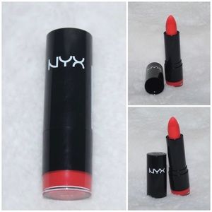 Lápiz labial. / Lipstick.